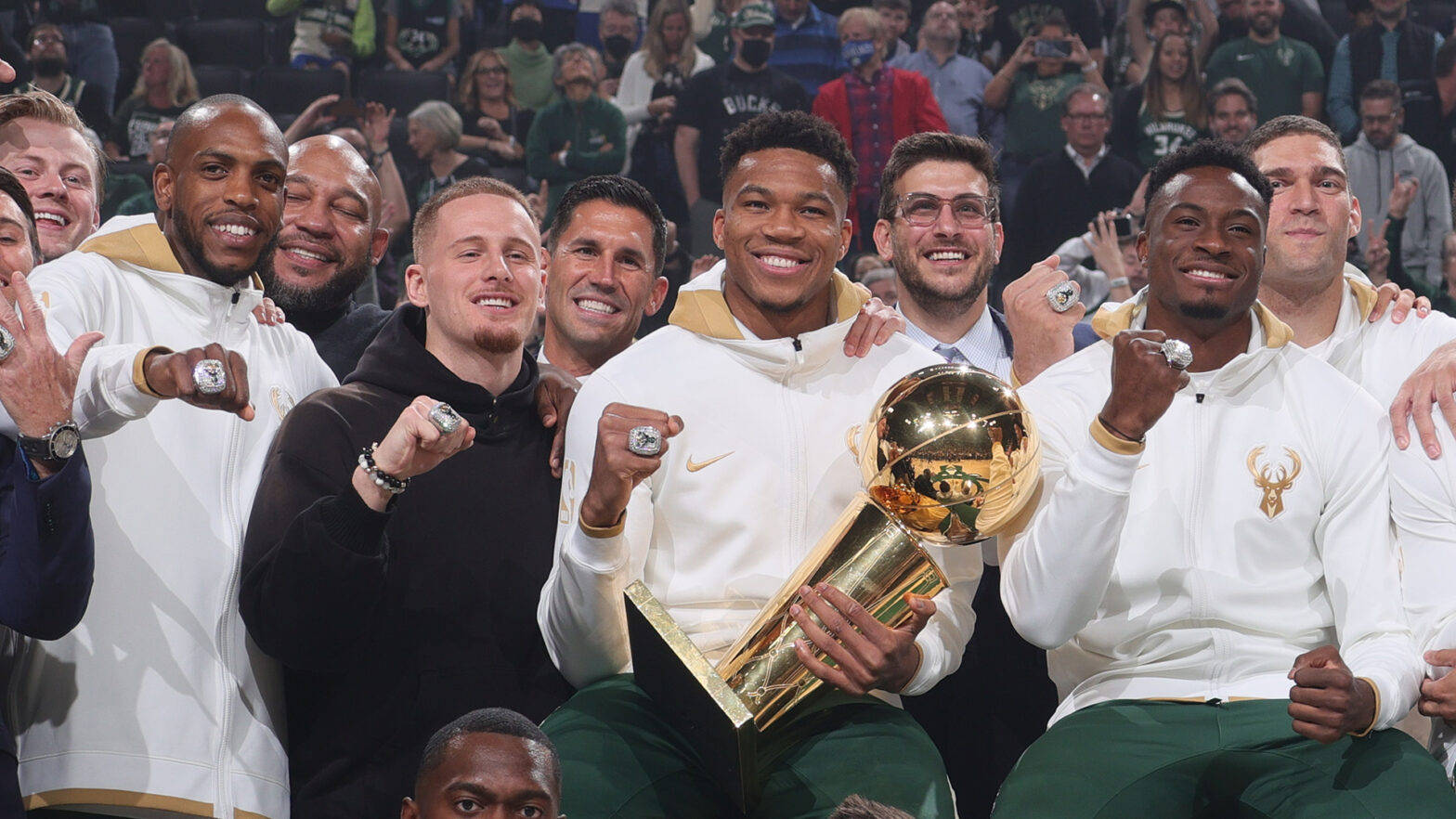 今夜密尔沃基雄鹿回应争议——葡超节点到来，悬念犹存，轮换策略成焦点 